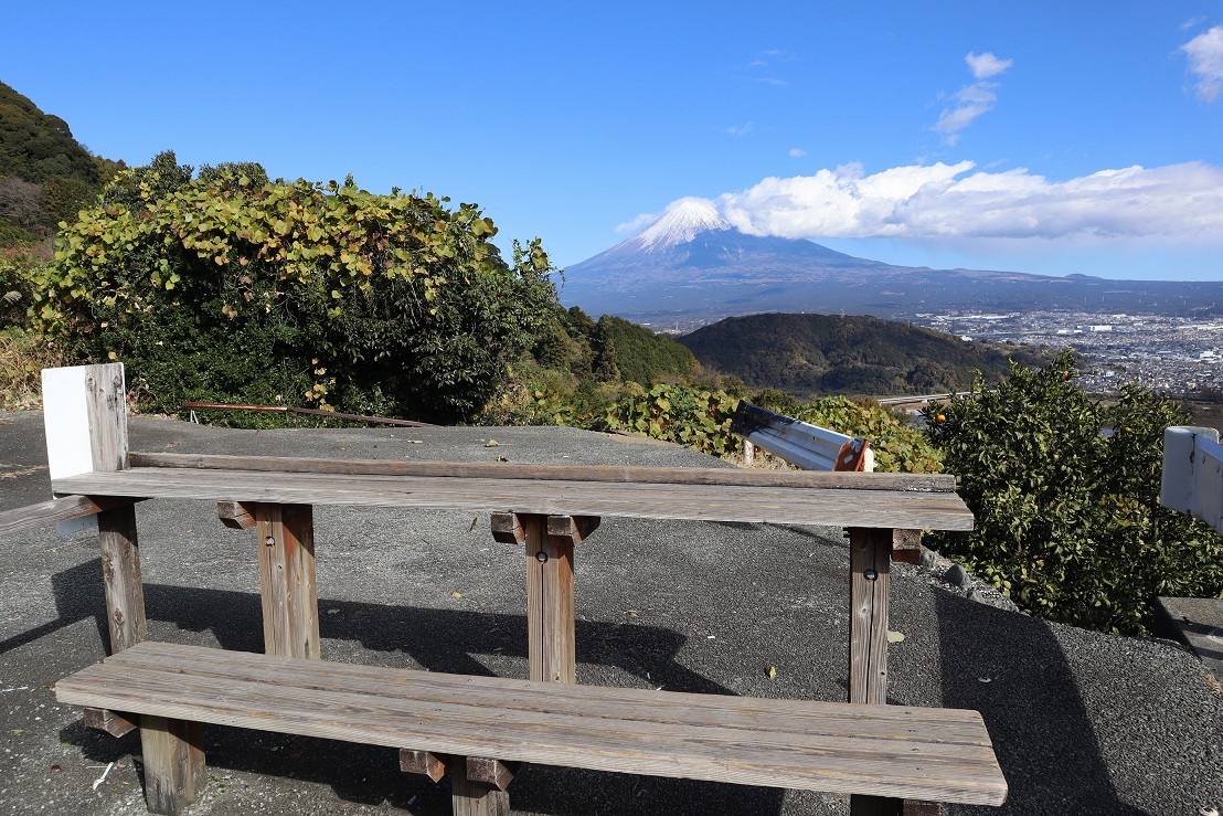 富士山展望スポットのベンチ