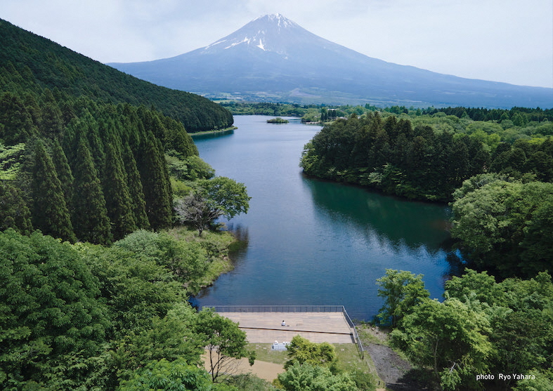 田貫湖を通して富士山に対峙するテラス