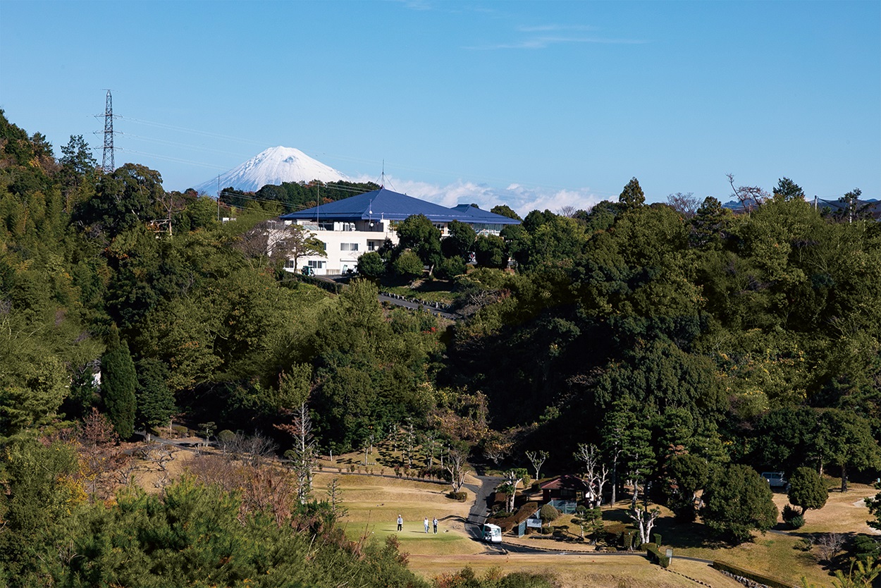 西コース6番ティーからの景色。
クラブハウス越しに富士山が望めます。