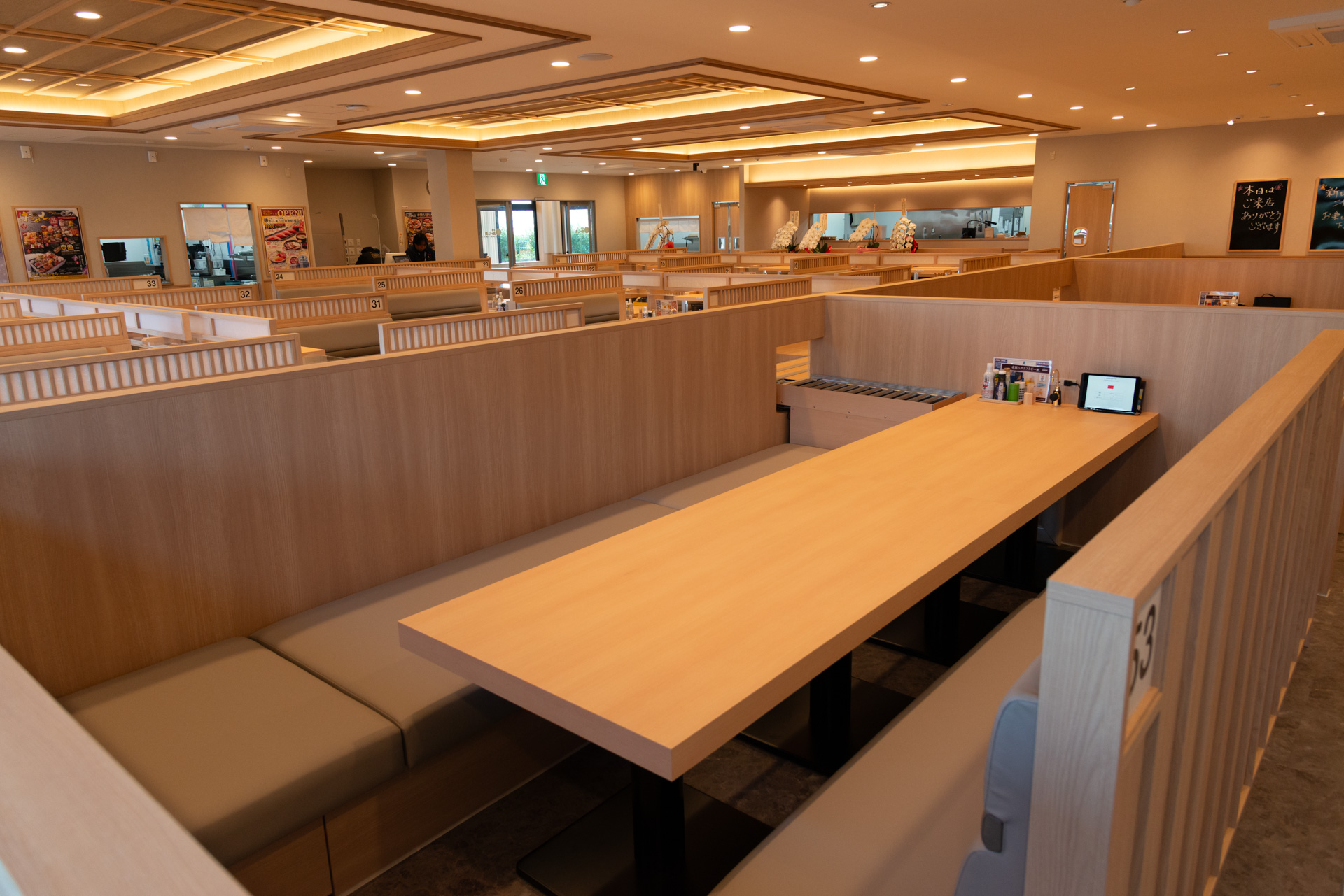 ４人掛け、６人掛け、１０人掛け席がございます。客席は全１１６席。