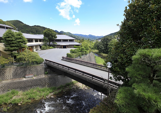 里山の中に佇む一軒宿