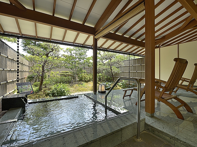 専用の庭園、露天風呂が付いた庭園付露天風呂客室、石風呂の一例。
