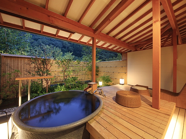 里山風景を愛でながら温泉浴が満喫できる露天風呂付客室、陶器風呂の一例。