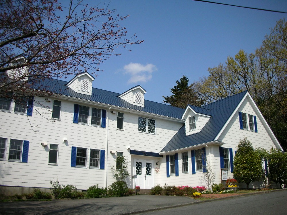 青空に映える紺色の屋根と、白い壁のアメリカン・ハウスの、ビーグル
