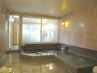 石造りの大浴場が2ヶ所。アンティークな雰囲気の漂うロビーで湯上りはのんびり寛ごう。
