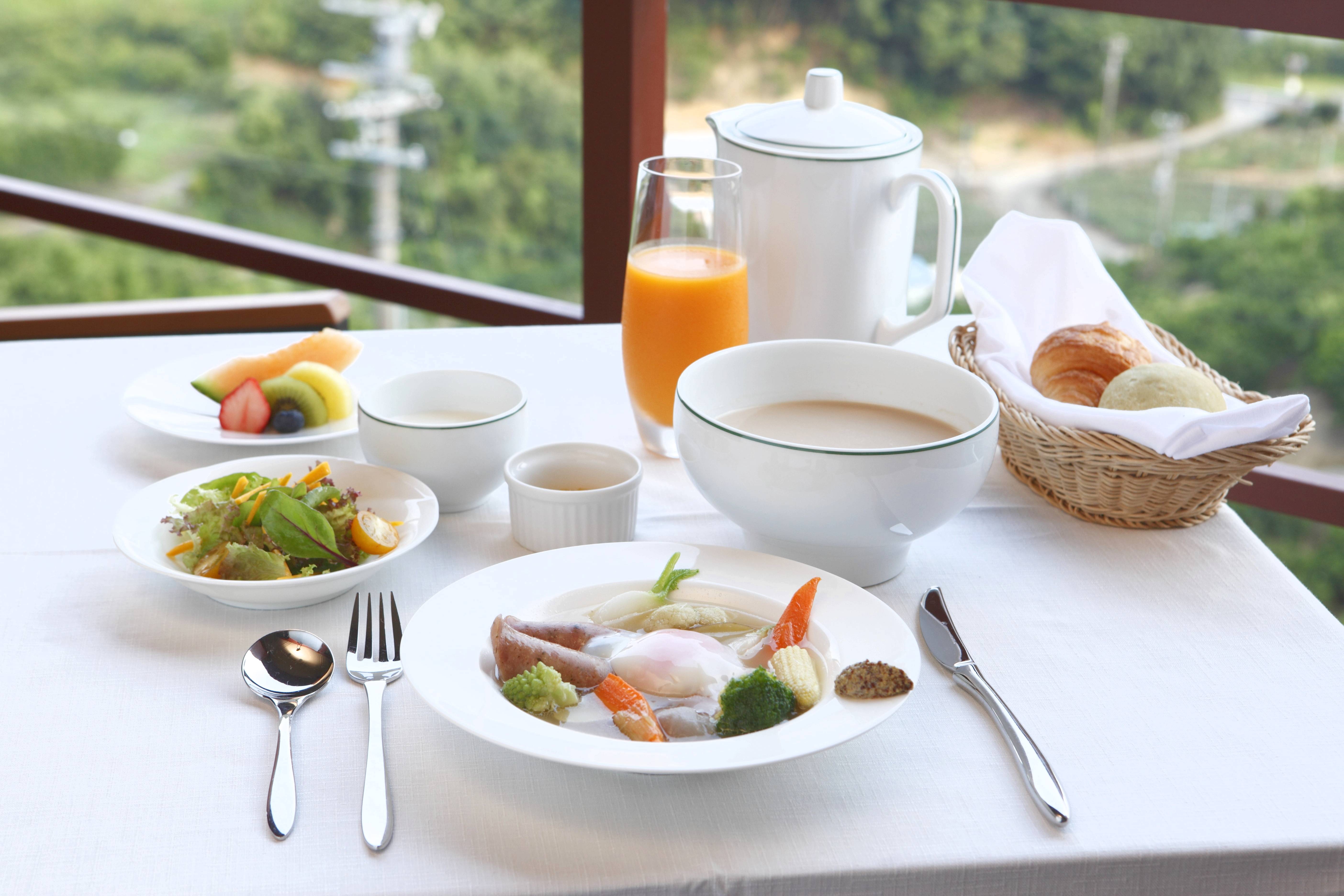 朝食は朝日で煌く湖面を眺めながらテラスで味わえる。