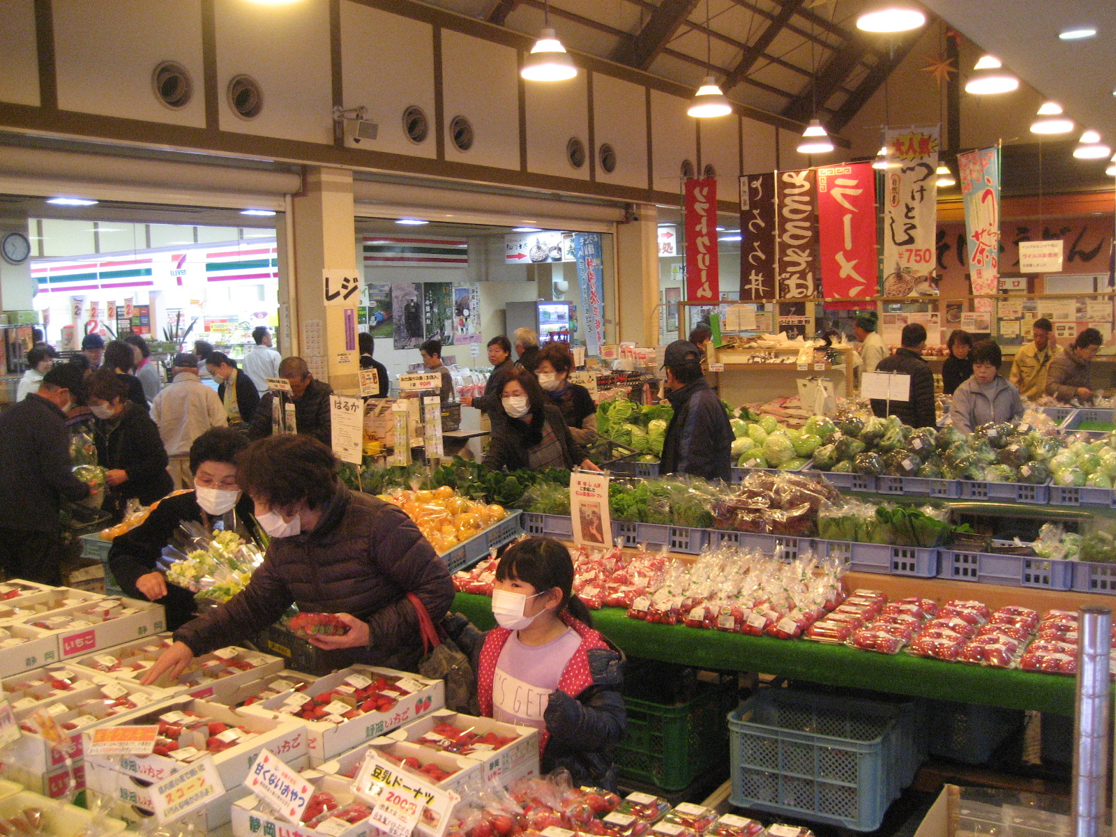 農産物は、当日収穫したものを生産農家から直接入荷しているので、安くて新鮮な野菜や果物が盛りだくさんです。