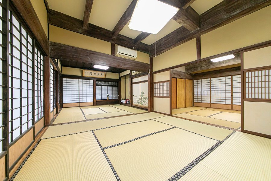 広間～お食事処～
220余年の大黒柱、さしもの、書院の建具が残っています。歴史ある佇まいをお楽しみください