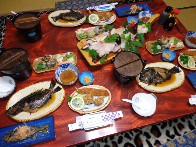 旬の鮮魚を活かしたご夕食。地元で獲れた海の幸をお楽しみ下さい♪
※コロナ禍など状況によりお刺身は個人盛り、お料理は松花堂弁当箱でお出ししています。