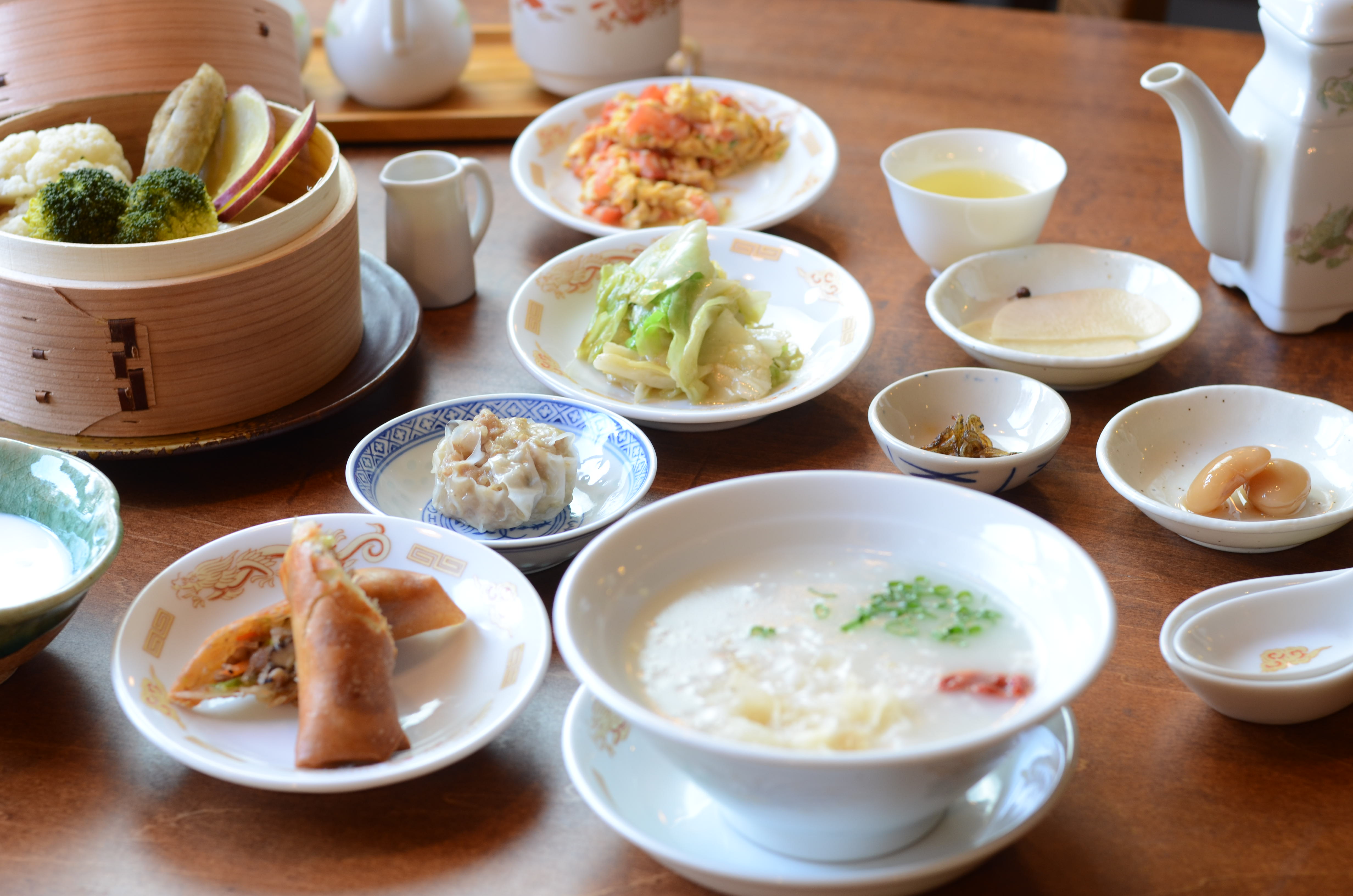 中華のオーベルジュの朝食は 「今まで食べた数々の朝食の中で一番美味しい」と お褒めの言葉も頂いている朝食は 秘伝の鶏のスープをベースに干し貝柱と干しエビの旨味が 贅沢に溶け込んだ広東式中華がゆから始まり、 地物野菜の蒸篭蒸。 旬の葉野菜のエビみそ炒め、 中国の家庭料理の朝食の定番トマト卵炒め カットフルーツ 国産ブランドの豚肉焼売、自家製花巻饅頭、台湾デザートの豆花など 身体も心も笑顔に目覚める朝食コースです♪