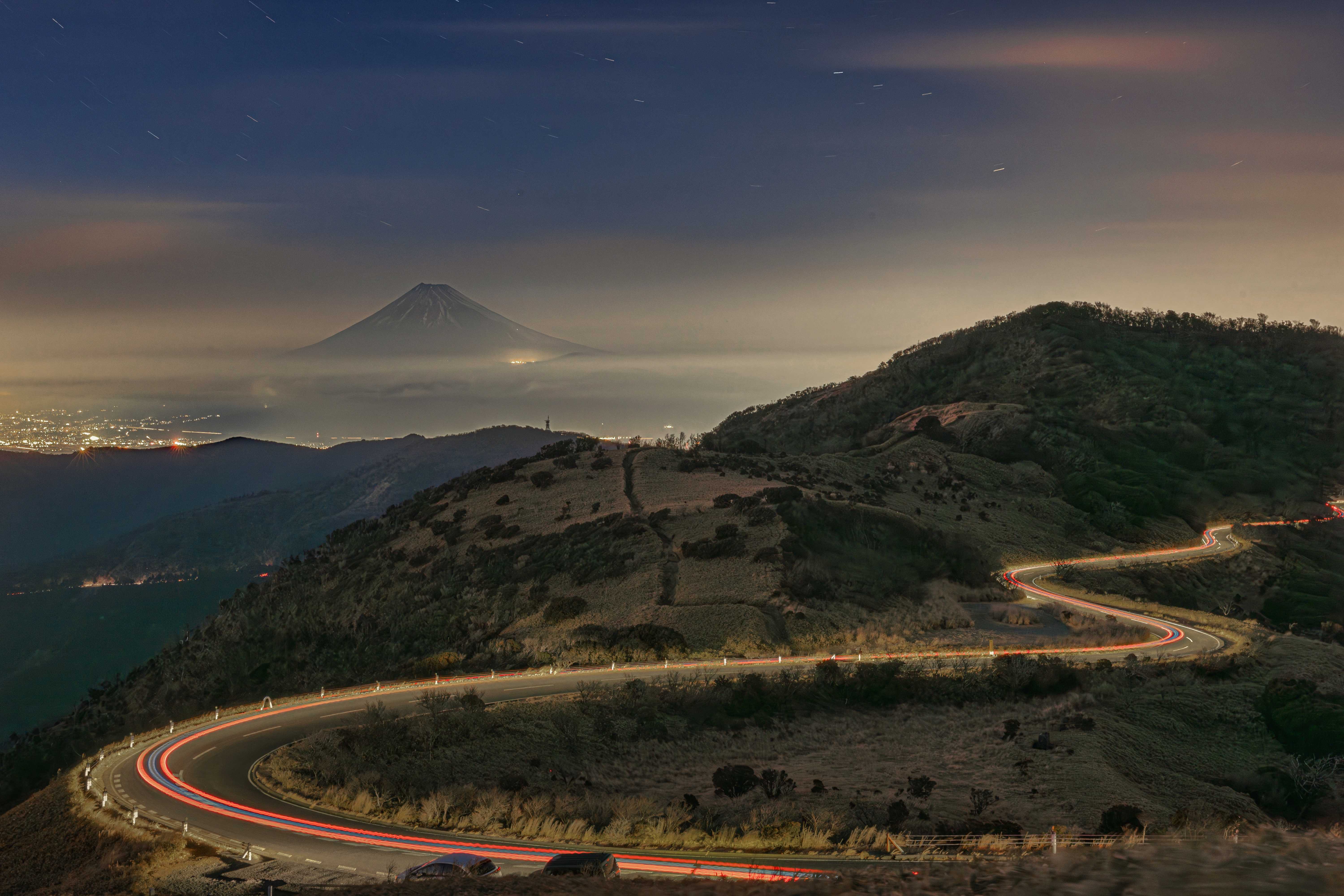 軌跡の奥に浮かぶ