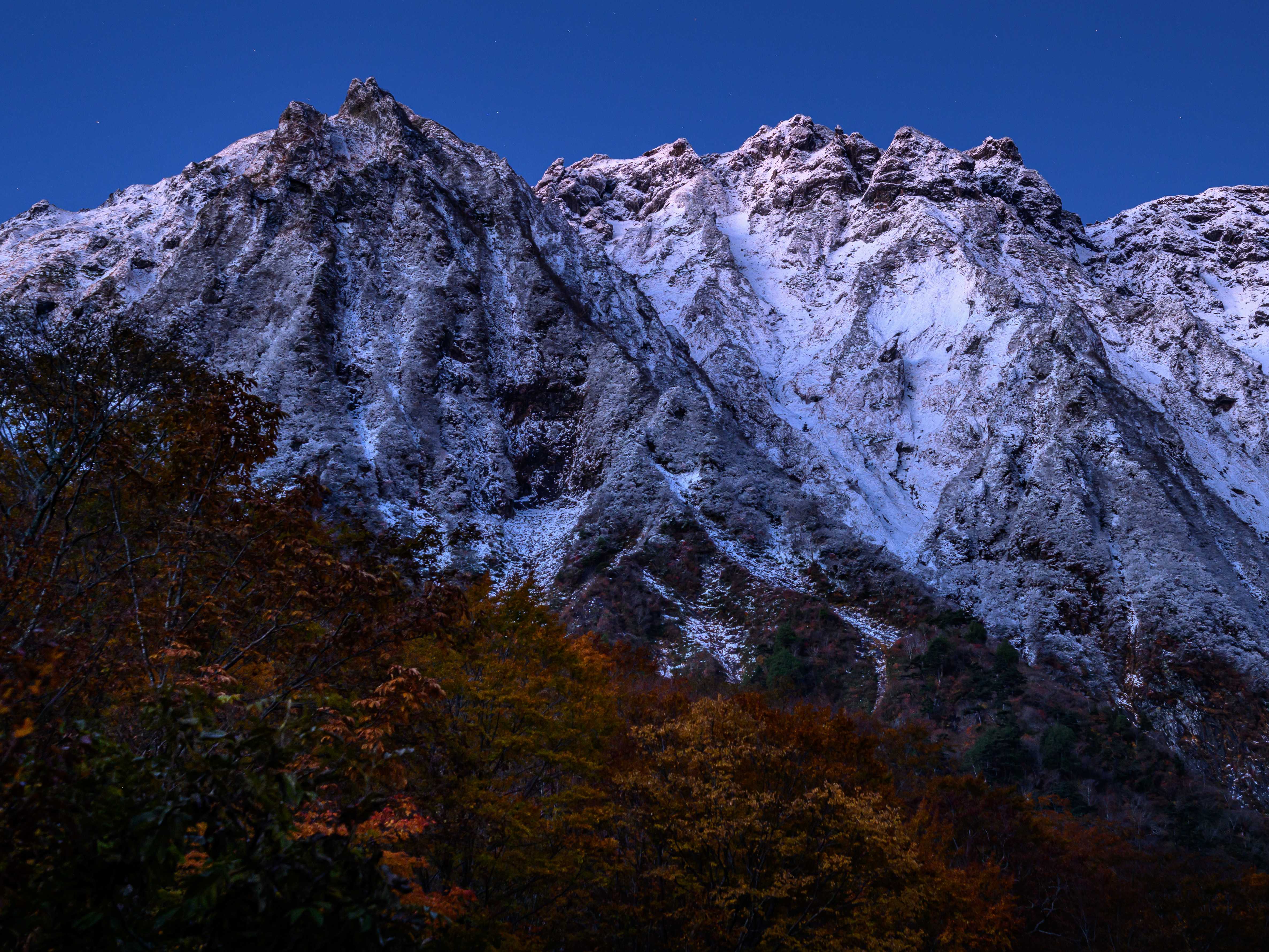 夜明けの谷川岳
