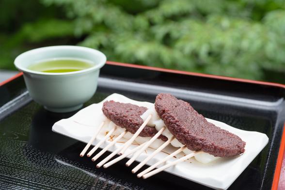 店内では境内を眺めながら名物だんごを食べることができます（お茶付き）。お土産としても購入可能。賞味期限は基本翌日までですが、暑い時期は当日中。早めにいただこう