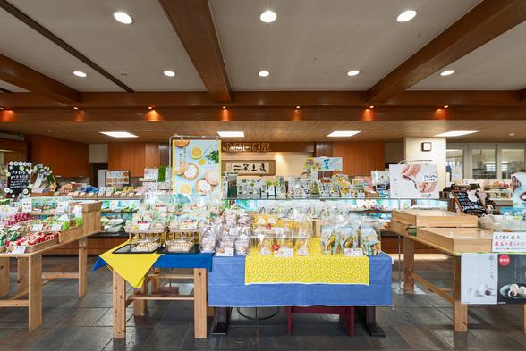 赤飯や一升餅なども提供している昔ながらの菓子店でもある