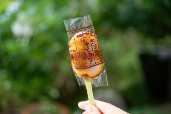 あまから団子１つ140円。ドライブ中でも食べやすいようにとお団子は2つ。フィルムにタレが残らないのも心地いい