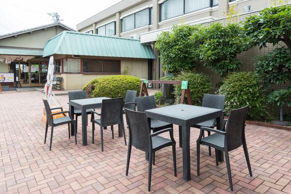 テラス席は、たこまん小笠本店と遠州茶家の間にあります