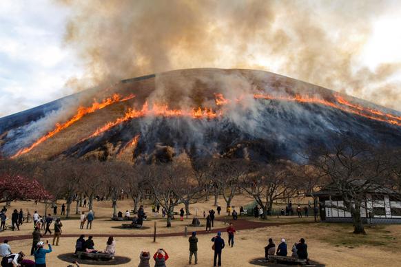 年に一度大室山山焼き（写真提供：池観光開発株式会社）