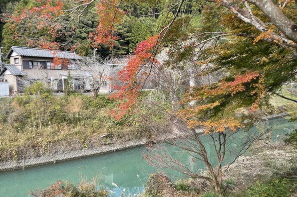 天竜奥三河国定公園エリア内「道の駅 天龍相津花桃の里」からの川の様子。このあたりの川はエメラルドグリーンで美しい色をしている