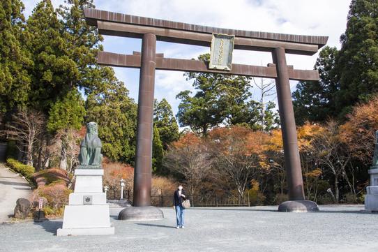 「秋葉山本宮秋葉神社」の大鳥居。人のサイズと比較するとその大きさがよくわかる