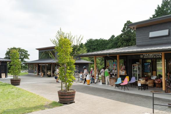 2020年にリニューアルした売店エリア。芝生広場の横におしゃれなカフェやショップ、富士宮焼きそば店などが並んでいる