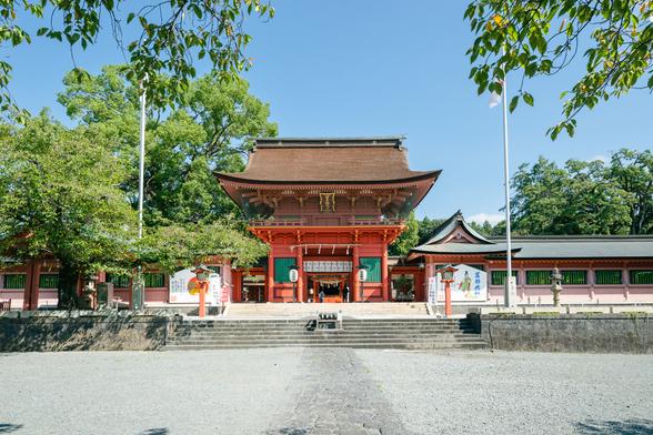流鏑馬が奉納される桜の馬場から望む楼門