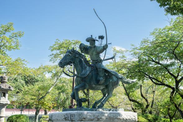 参道には勇猛果敢な鎌倉武士の流鏑馬姿の像が建っています。神事鏑馬式では15〜20騎ほどの流鏑馬が奉納されます