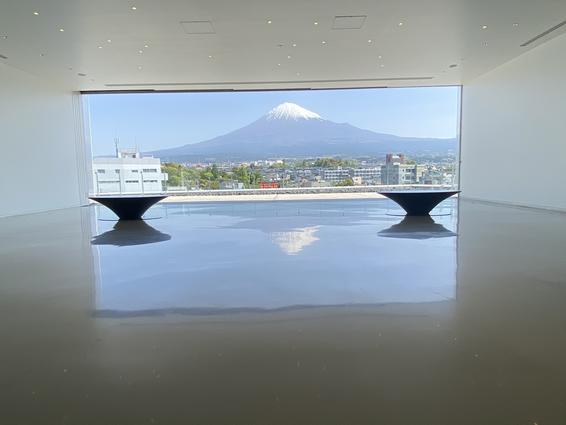 目の前に雄大な富士山が。テラスにも出ることができます（雨天時は閉めきり）