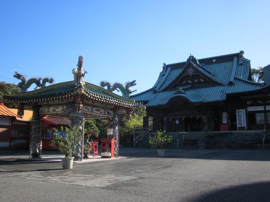 本殿の前にある龍神香炉堂。願いをのせた香炉の煙が龍となり願いを届けます