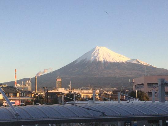 店内の中2階にある席からは富士山が見えます