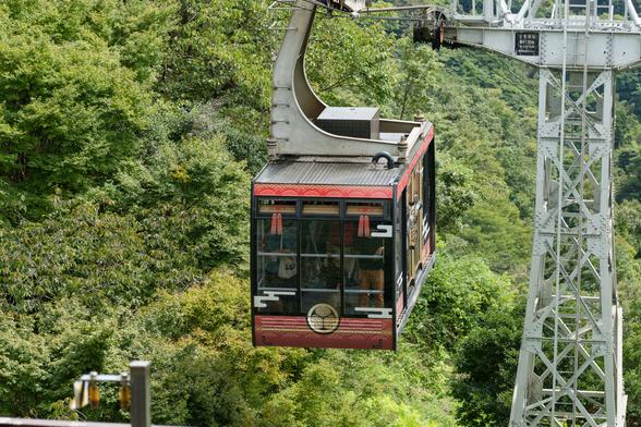 日本平ロープウェイのゴンドラはオレンジ色の「たちばな号」と青色の「あおい号」の２台。日本平山頂駅の駐車場は無料で利用できる