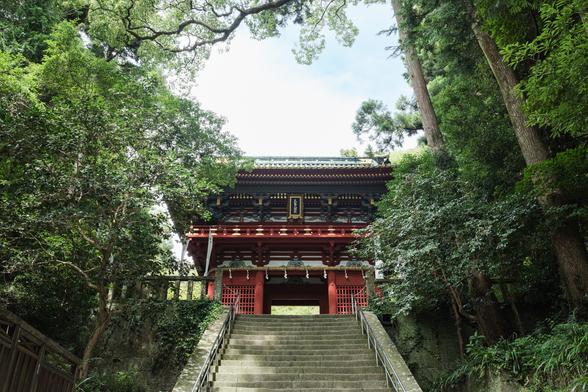 楼門（重要文化財）の中央に掲げられた扁額「東照大権現」は、御水尾天皇の揮毫によるもの