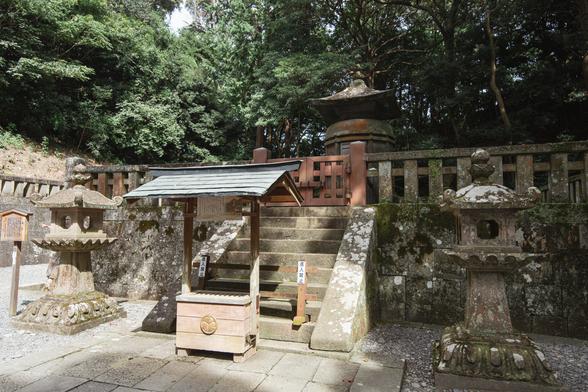 家康が眠る神廟。ここからまっすぐ北の方向に富士山があり、その延長線上には日光東照宮がある。西にまっすぐの位置には家康の出身・松平家の菩提寺大樹寺（岡崎市）がある。その西に岡崎城がありさらにその先には京の都があった。