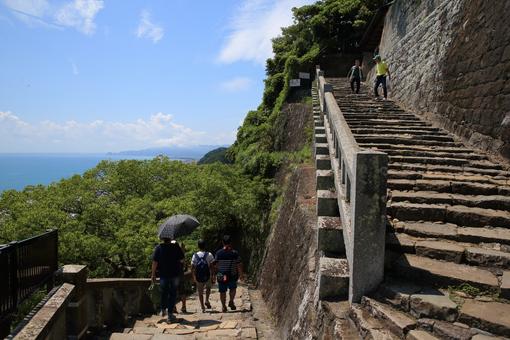 つづら折りの石段