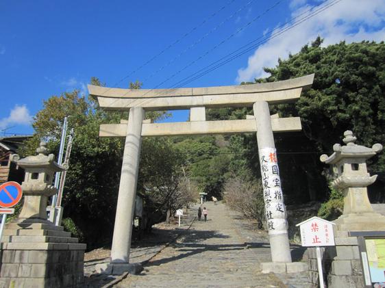 表参道の石鳥居　社務所まで約20分で登ることができる
