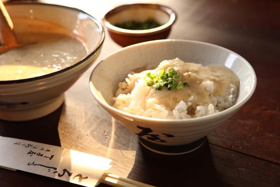 麦飯にたっぷりととろろ汁をかけて、豪快にすすっていただきましょう
