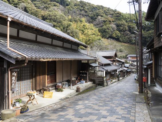 かつて峠越えの前後に旅人が休んだ茶店が建ち並んでいた間の宿宇津ノ谷