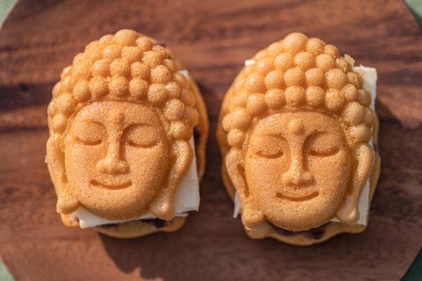 土日祝限定で、1日108個限定で販売している、焼きたての「あみにょん焼き」。あんこ味300円、あんこバター味350円
