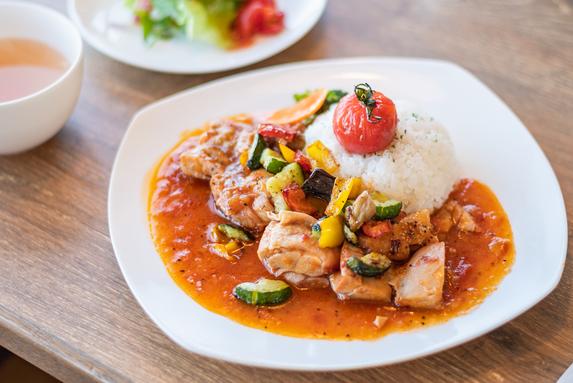 「鶏のトマトソース煮」1,408円。塩麹に漬けた柔らかくジューシーな鶏肉のトマトソース煮込み。丸ごとトマトは甘くて美味　※スライストマトの場合もあります。