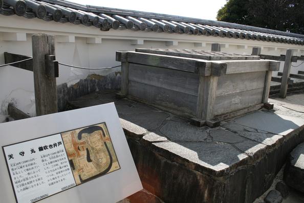 天守閣の入り口にある霧吹きの井戸
