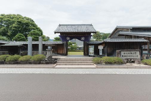 復元された由比本陣の表門と木塀。塀の前の水路状の濠（ほり）は「馬の水呑場」で、もとは60cmほどの深さがあったそうです