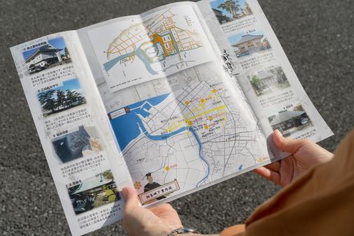 城下町の地図を見ながら、相良城の遺構やゆかりの寺院をめぐってみましょう