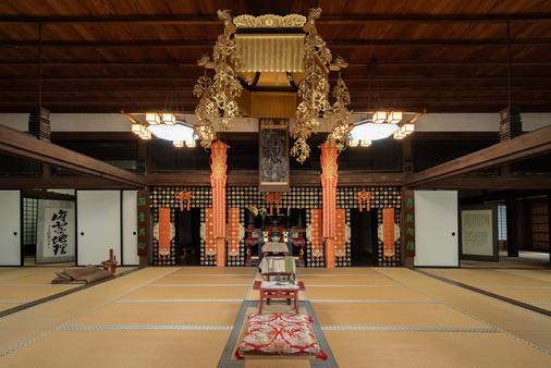 禅寺らしい、質素ながら厳かな平田寺の本堂内部