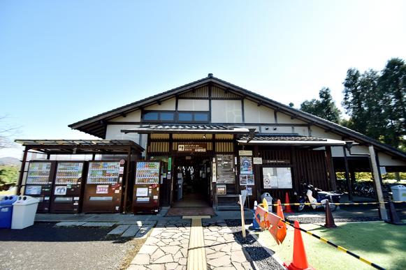 受付場所は田貫湖キャンプ場・南テントサイト受付の建物