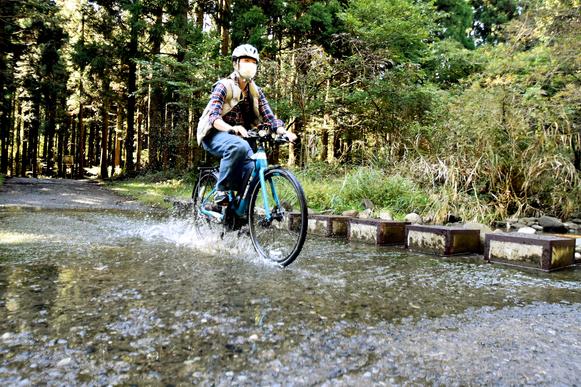 水しぶきを上げながら思いっきり川を横切れば気分爽快!