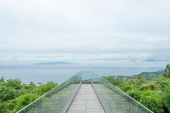 Café・321のデッキには、さらに海に近づける展望ブリッジがあります