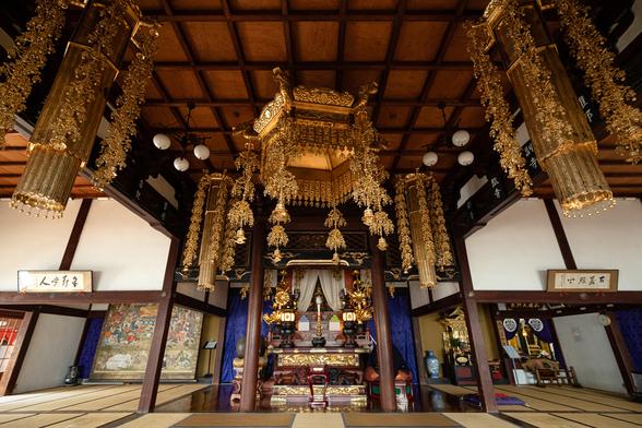 きらびやかな天蓋が吊された本堂。正面にはご本尊の聖観世音菩薩が祀られています