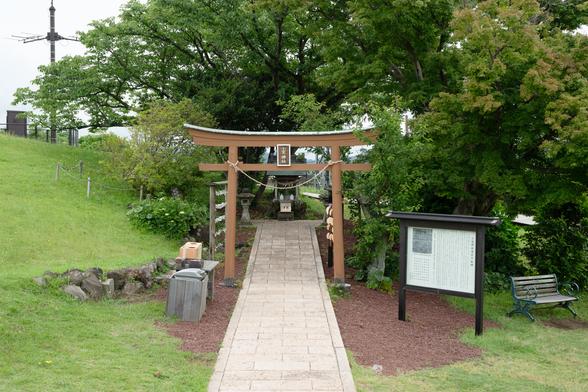 関東一円の沿岸部を見晴らす山頂に建つ小室山神社奥宮
