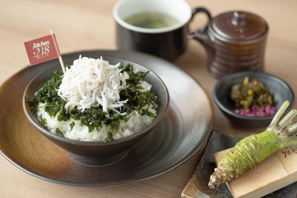 地のりやしらすをトッピングした「わさび丼」。天城産のわさびは自分ですりおろして好きなだけトッピングします