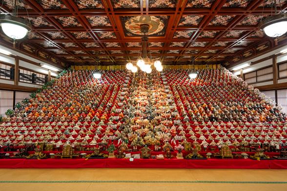 可睡斎ひなまつりで飾られる32段、約1200体のおひなさま