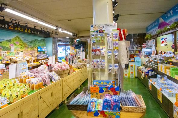 八角堂売店。この2階には「竜ヶ岩洞食堂ふるさと」があり、食事も楽しめる